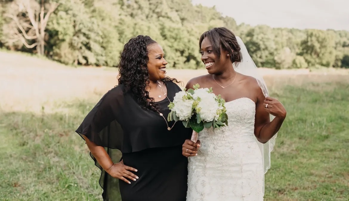 How to navigate wedding planning with your mom by your side